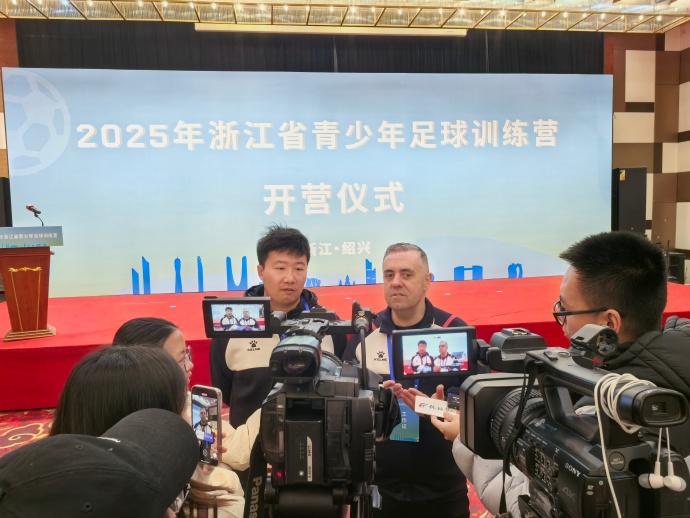 青少年足球训练营举行，教练员指导热情有加的简单介绍